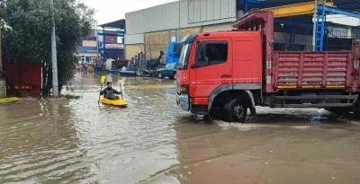 Adana'da sağanak hayatı fel&ccedil; etti