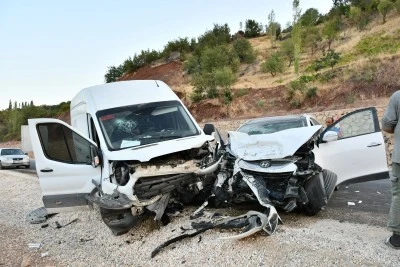 Adıyamanda yaşanan kazada araçlar pert oldu