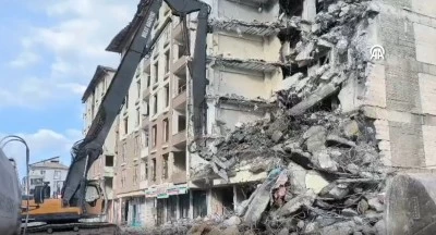 Ağır hasarlı binaların yıkımı s&uuml;r&uuml;yor