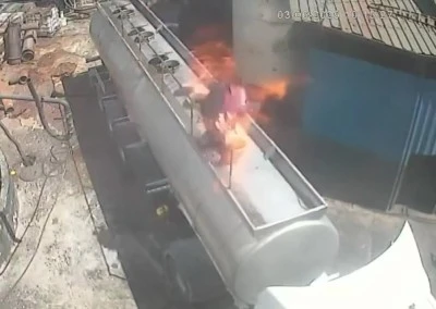 Ağzında sigara ile açtığı tanker kapağı bomba gibi patladı