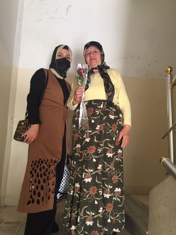 AK KADINLAR ANNELER GÜNÜNDE ÇİÇEK DAĞITTI