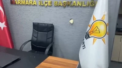 AK Parti İl&ccedil;e Başkanlığı binasına taşlı saldırı