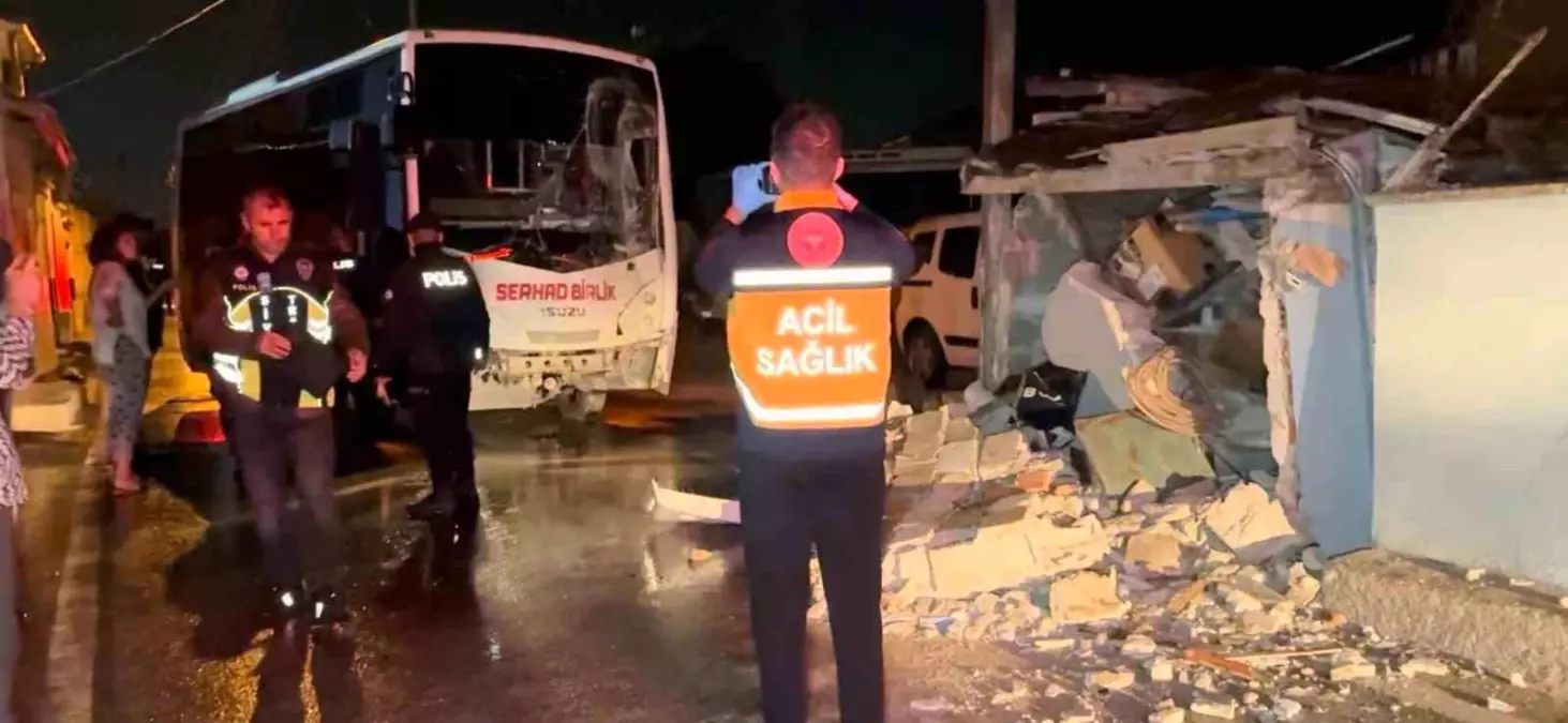 Alkollü sürücü minibüsle eve girdi!