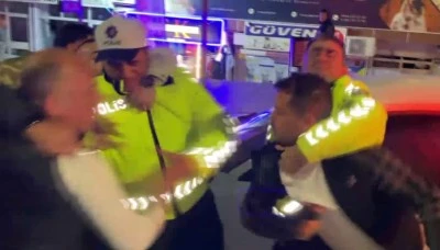 Alkollü sürücü ve yakınları polise saldırdı: O anlar kamerada