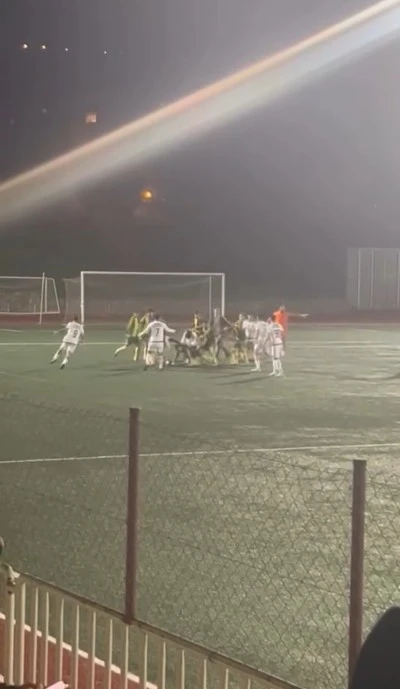 Amatör maçta tekmeli yumruklu kavga