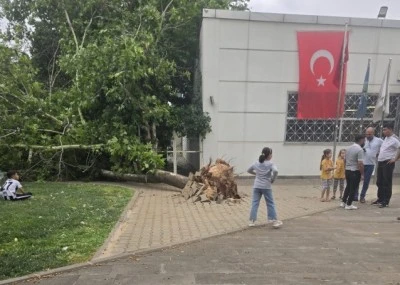 Aniden bastıran şiddetli fırtına ve yağış hayatı felç etti