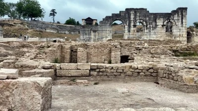 Antik tiyatro alanında kazmayı vurdukça tarih çıkıyor