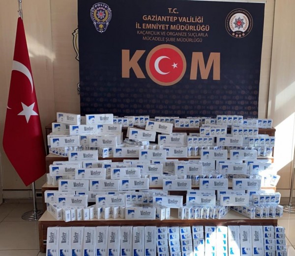ARAÇ FARINDAN KAÇAK SİGARA ÇIKTI