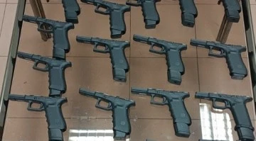 Aracında sınırda 18 tabanca ele geçirildi
