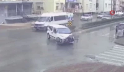 Araçla çarpışan motosikletin sürücüsü yola savruldu