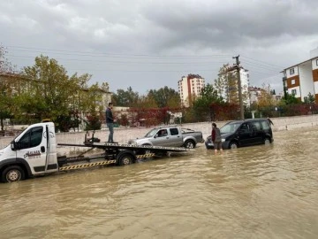 Araçlar yolda kaldı, evleri su bastı