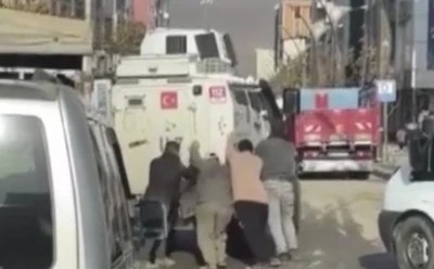 Arızalanan zırhlı araca vatandaşlardan imece usulü yardım