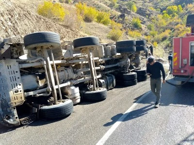 Asfalt yüklü kamyon virajda devrildi