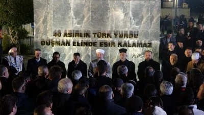 Asrın felaketinin 3&rsquo;&uuml;nc&uuml; yılında Hatay&rsquo;da binlerce kişi sessiz y&uuml;r&uuml;y&uuml;ş yaptı