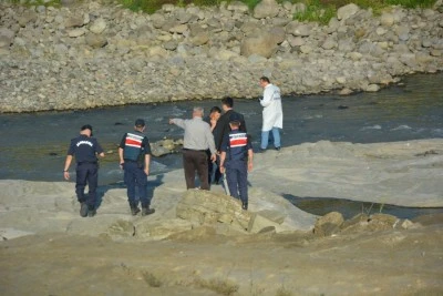 Astsubay serinlemek için girdiği ırmakta boğuldu