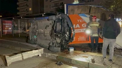 Aydınlatma direğine ve reklam panosuna çarpan araç takla attı: 1 ölü, 1 yaralı