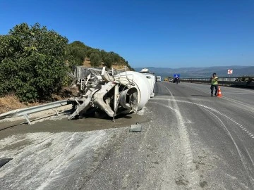 Aynı firmaya ait iki beton mikseri kafa kafaya çarpıştı: 1 ölü, 1 ağır yaralı