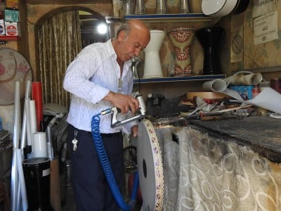 Babasından öğrendiği mesleğini gelecek nesillere taşımaya çalışıyor