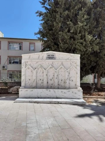 Babasının adına okula çeşme yaptırdı