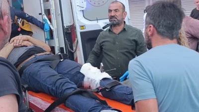 Bacağına saplanan korkuluk demiriyle hastaneye kaldırıldı!