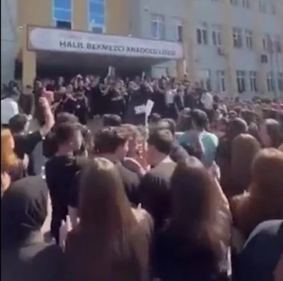 Bahçelievler’de tepki çeken geri dönüş: Öğrenciler “Okulda tacizci istemiyoruz” diyerek eylem yaptı