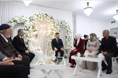Bakan Göktaş, İstanbul'da kendisini sosyal medyadan davet eden gence kız istedi!