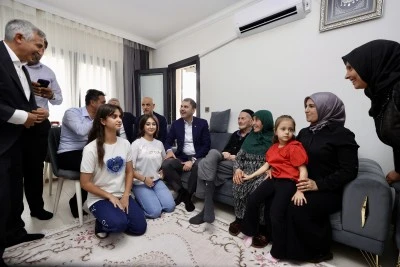 BAKAN KURUM’DAN DEPREMZEDE AİLEYE ZİYARET