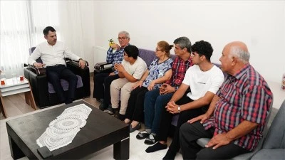 Bakan Kurum, depremden etkilenen aileyi ziyaret etti
