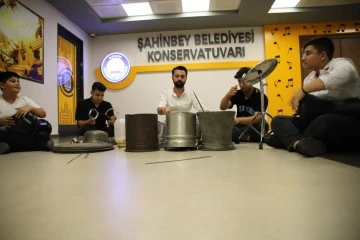Bakır mutfak malzemelerini enstrümana dönüştürdüler