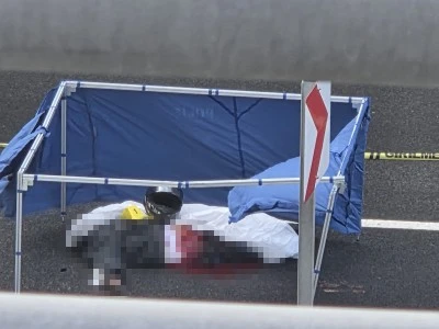 Bariyere &Ccedil;arpan Motosiklet S&uuml;r&uuml;c&uuml;s&uuml; Otob&uuml;s&uuml;n Altında Kaldı