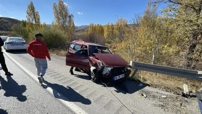 Bariyere Çarpan Otomobilde 1’i Ağır 2 Kişi Yaralandı