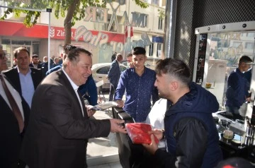 BAŞKAN RAMAZAN'DAN ESNAFA TÜRK BAYRAĞI VE KUVAY-İ MİLLİYE KALPAĞI