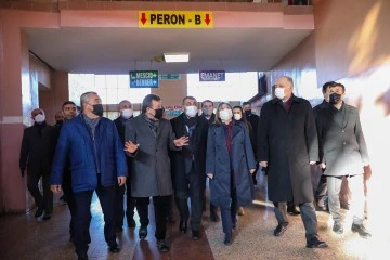 BAŞKAN ŞAHİN, OTOBÜS TERMİNALİ’NDEKİ KAR TEMİZLEME ÇALIŞMALARINI YERİNDE İNCELEDİ