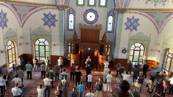 BAYRAM NAMAZI SOSYAL MESAFELİ BİR ŞEKİLDE KILINDI