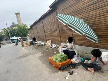 Belediye ne kadar temizlese de boş! Bakımı yeni biten sabah pazarında ki görüntü