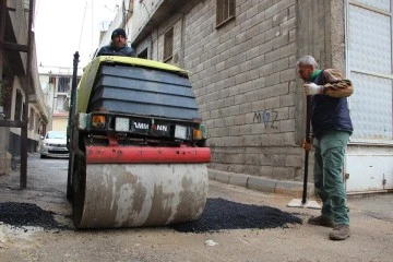 BELEDİYE YAĞIŞ SONRASI YOLLARIN TAMİRATINA HIZ VERDİ