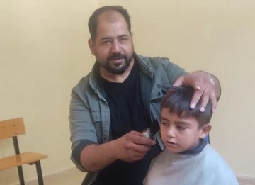 Berber İbo usta çocukları sevindirdi