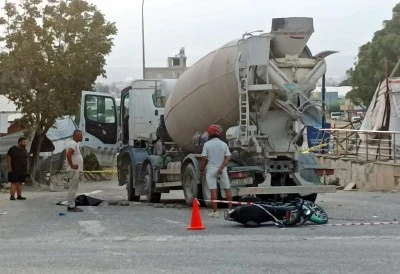 Beton mikseri motosikleti biçti; 2 genç can verdi