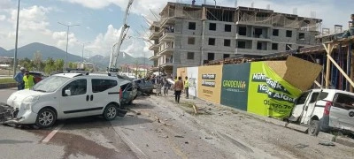 Beton mikseri onlarca aracı biçti!