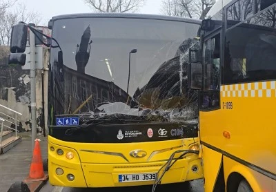 Beykoz&rsquo;da İETT&rsquo;ye Bağlı İki &Ouml;zel Halk Otob&uuml;s&uuml; Kafa Kafaya &Ccedil;arpıştı