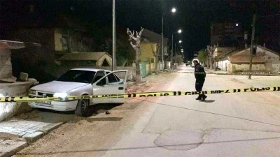 Bıçaklandıktan sonra aracıyla hastaneye giderken kaza yaptı: 1 ölü
