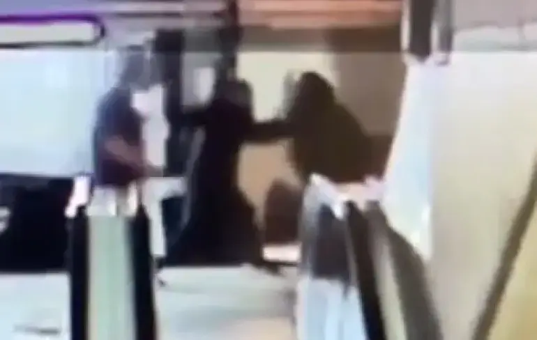 Bıçaklı saldırı: ‘para’ kavgası kamerada