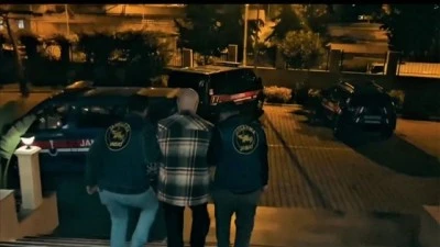 Biri kırmızı, diğeri yeşil bültenle aranan iki kişi Türkiye'de yakalandı