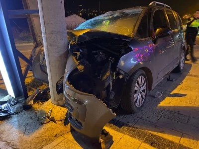 Bisikletliye çarpmamak için manevra yapan otomobil direğe çarptı: 5 yaralı