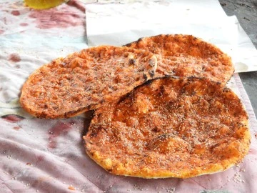 Çamurdan gelen lezzet &quot;tandır ekmeği&quot; kadınların geçim kaynağı