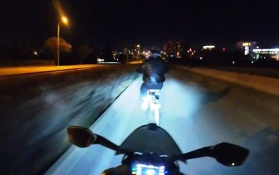 &Ccedil;arpmaktan son anda kurtulduğu bisikletliye tokat attı, sonra yerden kaldırdı