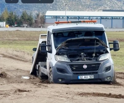 &Ccedil;ekiciyi kurtarmaya giden iki &ccedil;ekici de &ccedil;amura saplandı