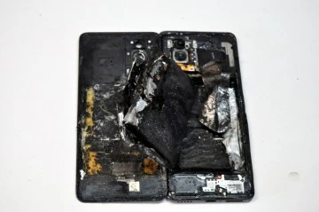 Cep telefonu bataryası bomba gibi patladı!