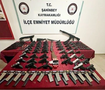 CEPHANELİK GİBİ EV! 4 tüfek ile 50 tabanca ele geçirildi