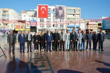 CHP'den alternatif çelenk sunma töreni